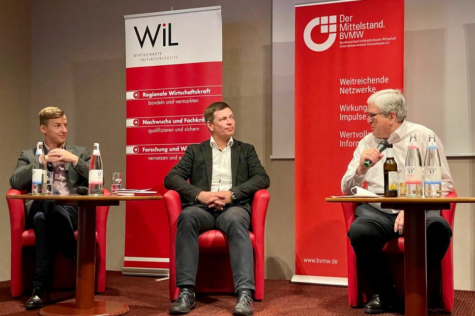 Michael Schulz, Geschäftsführer WiL; Ralf Henkler, Regionalleiter Brandenburg Süd-Ost (BVMW); und Wirtschaftsminister Jörg Steinbach (v.l.n.r.). Foto: Tudyka.PR