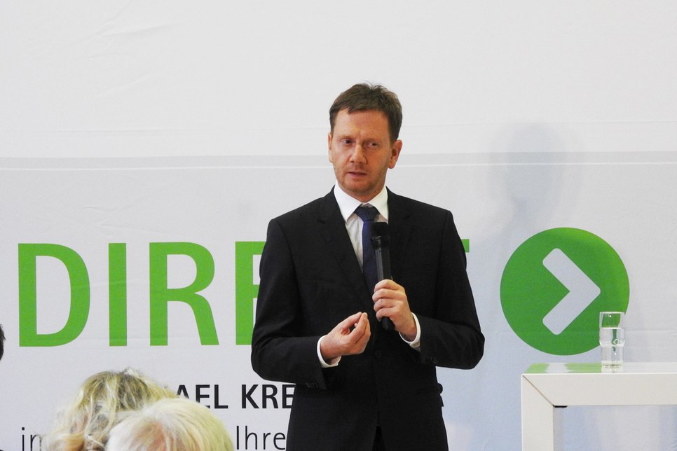 Michael Kretschmer (CDU) tourt seit März 2018 mit dem Sachsengespräch durch die Landkreise des Freistaats, um mit den Menschen ins Gespräch zu kommen. Nun ist er in Dippoldiswalde. Foto: Archiv/Schramm