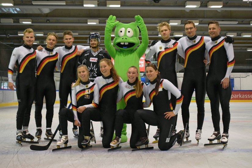 Das Sommereis in der EnergieVerbund Arena Dresden hat für ein Lächeln bei dem Nationalteam Short Track, dem Vertreter der Dresdner Eislöwen und Porti, dem Maskottchen des Sommer-Playport, gesorgt. Foto: Büttner