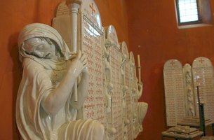 Besonders eindrucksvoll sind die Porzellanfiguren von trauernden Kindern, Frauen und Alten, die ihre Männer und Söhne betrauern, die im Ersten Weltkrieg gefallen sind. Ihre Namen sind an den Wänden der Kirche verewigt. | Foto: Farrar