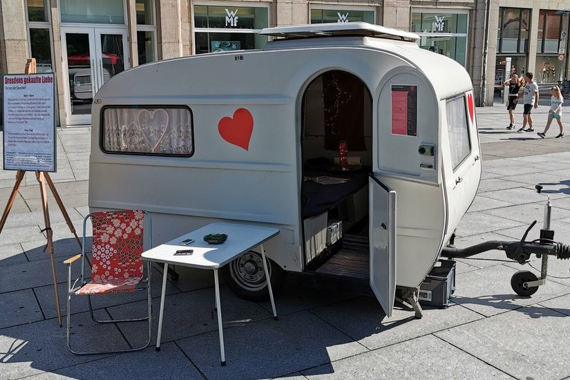 Das Love-Mobil des Gesundheitsamtes - mitten auf dem Altmarkt. 2019 zum Welt-Hurentag am 2. Juni ging das Amt  mit dem Thema bewusst an die Öffentlichkeit.