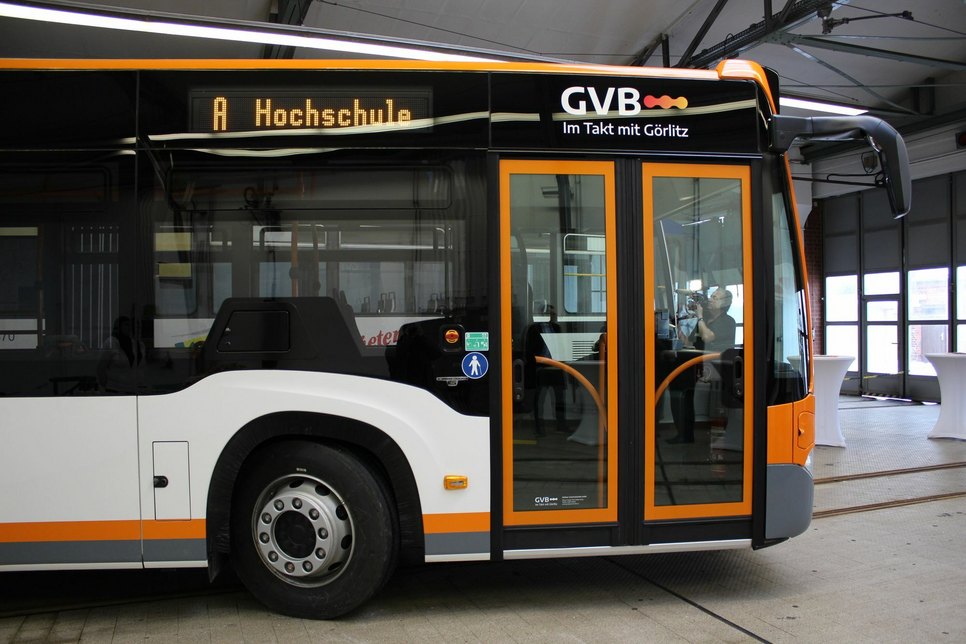 Das hier gezeigte Fahrzeug, der kleinere der beiden neuen Busse, bietet 30 Sitzplätze und hat 230000 Euro gekostet. Foto: keil