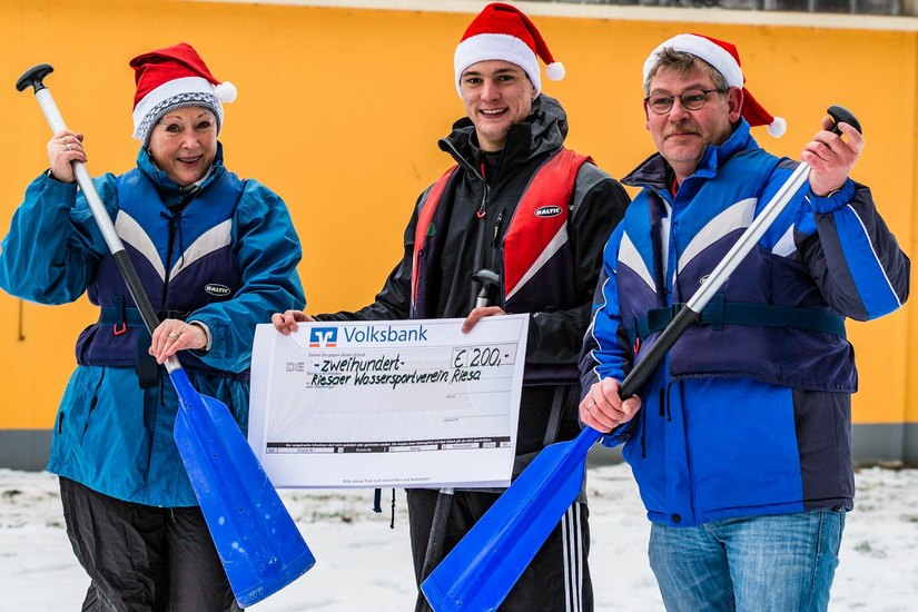 Sabina Richter übergab einen Spendenscheck über 200 Euro an Jonas Schröter und Jens-Torsten Jacob (v.l.) vom Riesaer Wassersportverein.           Foto: Verein