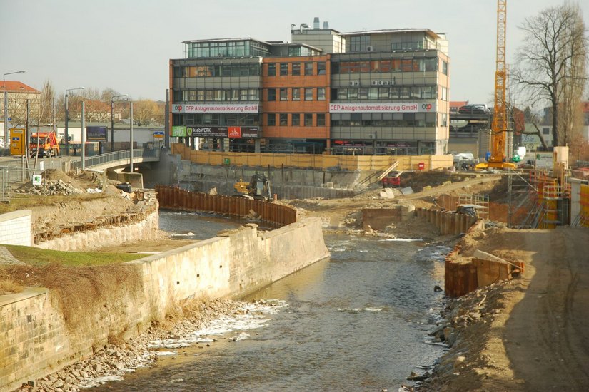 Großbaustelle Weißeritzknick. Hier hatte der Fluss 2002 sein Bett verlassen und seinen alten Weg gesucht. Foto: Schiller