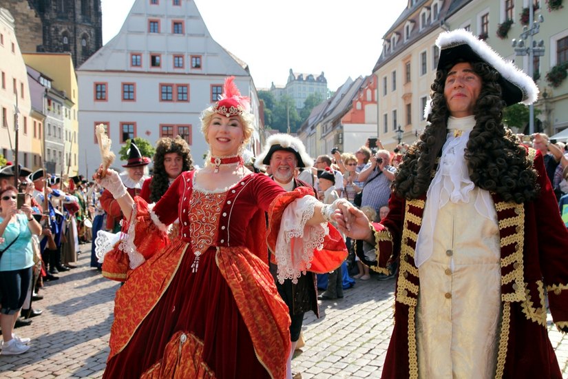 Maria Josepha und Kurprinz Friedrich August II auf dem Pirnaer Markt. Fotos: Daniel Förster