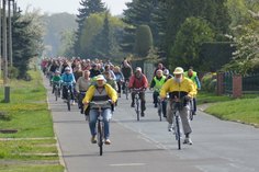 Die warmen Frühlingstemperaturen nutzen viele Lausitzer zum Fahrradfahren.
