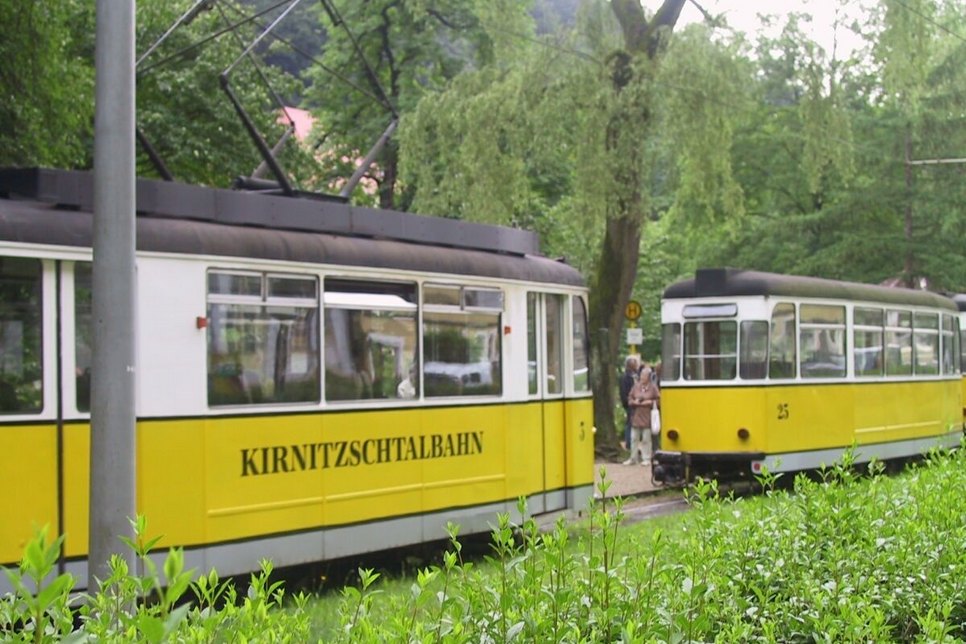 Die Kirnitzschtalbahn an der Endhaltestelle in der Stadt. Foto: Wo