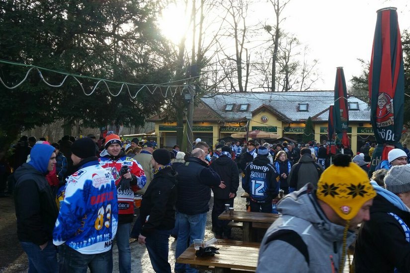 Vor dem Spiel gab es eine Eishockey-Party mit Fans aus ganz Deutschland in der Torwirtschaft am Stadion. Foto: Rosner