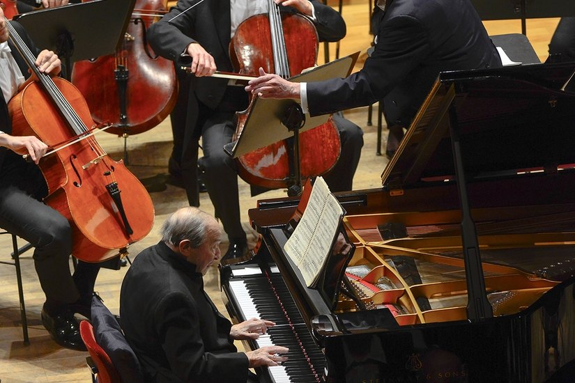 Der 92jährige Pianist Menahem Pressler und die Sächsische Staatskapelle Dresden mit ihrem Chefdirigenten Christian Thielemann.