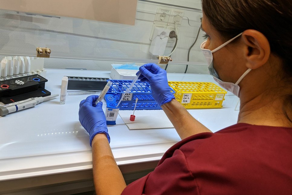 Das Institut für Klinische Chemie und Labordiagnostik/Mikrobiologie des Klinikums Niederlausitz erweitert die Testkapazitäten für das Corona-Virus SARS-CoV-2. Foto: KNL/Kristin Dolk.