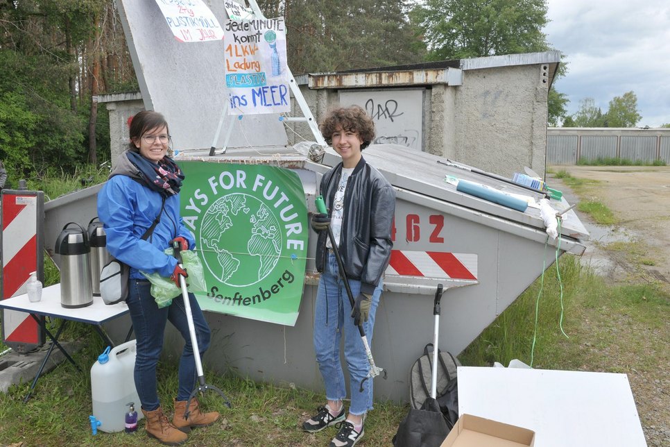Dörte Wegner (li.) und Ladina Soubeyrand (re.) haben gemeinsam die Müllsammelaktion in Senftenberg organisiert. Foto: Peter Aswendt