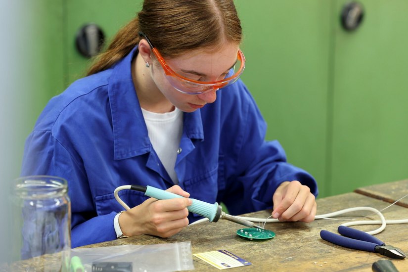 12 Schüler besuchten die Summerschool der BASF Schwarzheide GmbH und konnten sich einen Eindruck von der Arbeitswelt eines Chemieunternehmens machen.