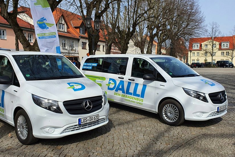 Zwei von inzwischen vier Fahrzeugen des DALLI-On-Demand-Projekts auf dem Markplatz in Storkow.