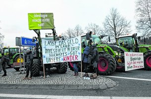 Proteste in Thiendorf, Autobahnauffahrt Dresden. | Foto: Fischerpress
