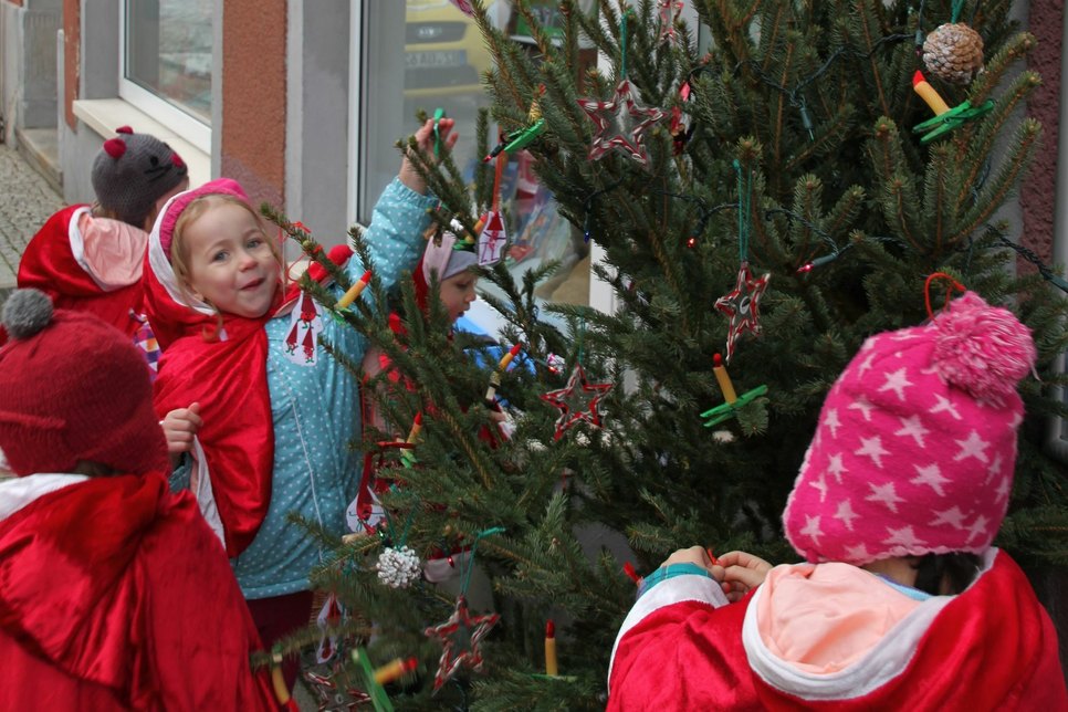 Die Weihnachtsbaumaktion feierte 2016 Premiere. Hier schmücken Kinder aus dem Kinderhaus Sonne schein einen Baum. Foto: Stadt Bischofswerda