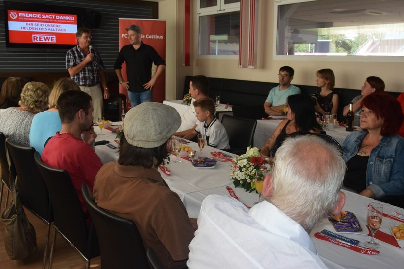Der FC Energie hat am Dienstag in der vergangenen Woche ehrenamtlich tätige Helfer der Lausitzer Tafeln sowie weitere ehrenamtlich tätige Menschen zu einem »Wohnzimmerkonzert« eingeladen. Foto: gzi