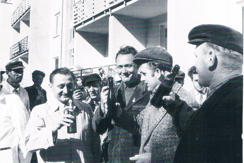 Auf ein Bierchen mit Bauarbeitern, OB Kluge 1959. Foto: Erich Schutt