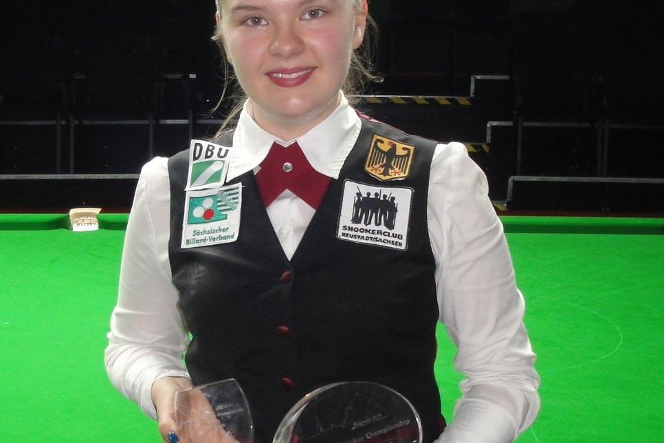 Stolz präsentiert Linda Erben ihre Pokale, die sie bei der Snooker-Europameisterschaft in Belgrad gewann. (Foto: pm)