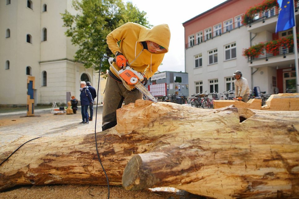 Der ukrainische Holzkünstler Fedir Bushmanov bei der Arbeit. Foto: Stefan Otto