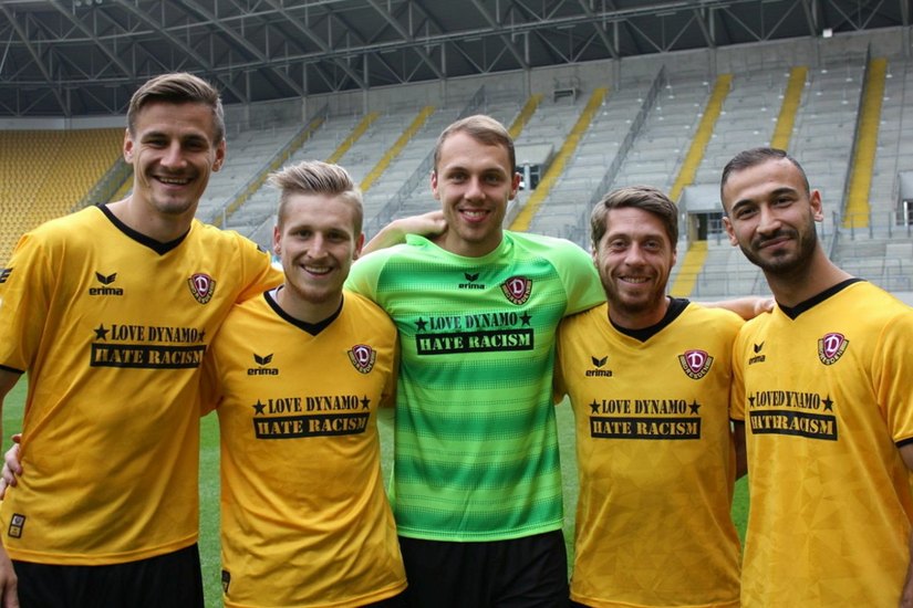 Die getragenen Trikots von Stefan Kutschke, Marvin Stefaniak, Marvin Schwäbe, Lumpi und "Andy" Gogia (v.l.) werden versteigert. Foto: PR/SG Dynamo Dresden