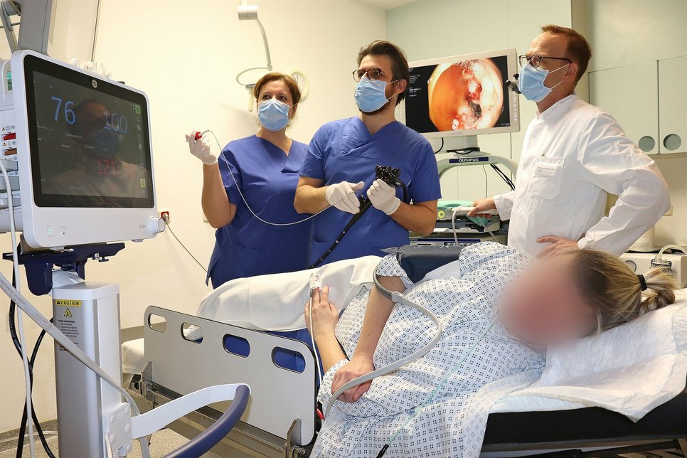 Chefarzt Marjan Stojanoski bei einer endoskopischen Untersuchung im Malteser Krankenhaus St. Carolus zusammen mit Dr. med. Bertram Illert und Sr. Simone.