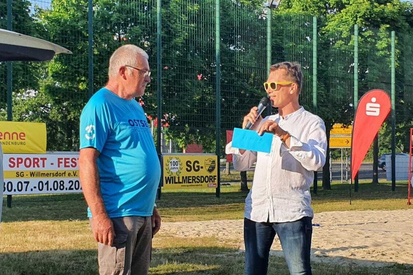 Platzwart Lothar Liegau wird im Rahmen der „OSTSEE Sportspiele“ vom Cottbuser Oberbürgermeister Holger Kelch ausgezeichnet. Foto: Verein