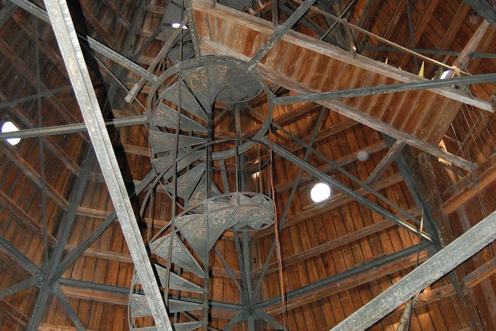 Alter Dachstuhl mit der berühmt berüchtigten Hängetreppe für den Turmaufstieg. Foto: Farrar
