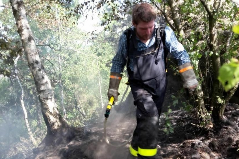 Es ist Schwerstarbeit für  die Feuerwehrleute und die Nationalparkwacht  im Gelände Brände zu bekämpfen.       Foto: Hille
