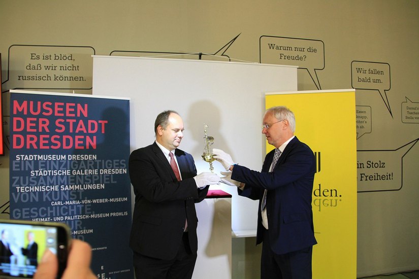 Oberbürgermeister Dirk Hilbert (l.) und Dr. Gisbert Porstmann, Direktor der Städtischen Museen, bei der Präsentation. Fotos: Schramm