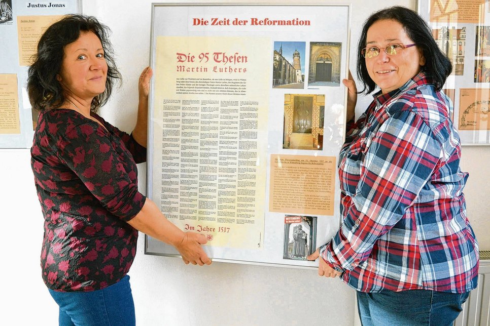 Kerstin Großpietsch und Jane Becker präsentieren die neue Ausstellung, die aus dem Beständen des Kreisarchives zusammengestellt wurde. Foto: Stadtverwaltung Herzberg