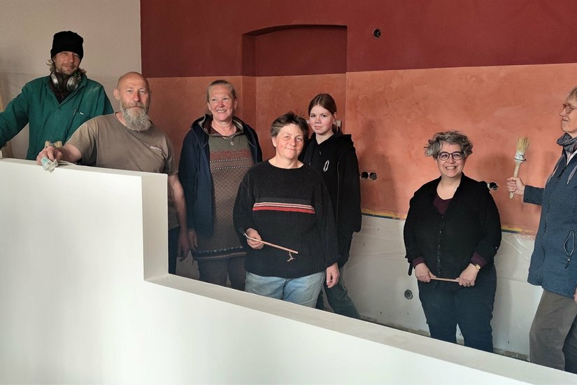 Das Team um (von rechts) Iris Stöber und Maysun Kellow mit Lilli Peter, Christiane Scholz, Runa Kraatz, Olaf Schwed und Robert Klix sorgt für viele Eigenleistungen bei der Sanierung im Atelierhof Werenzhain.