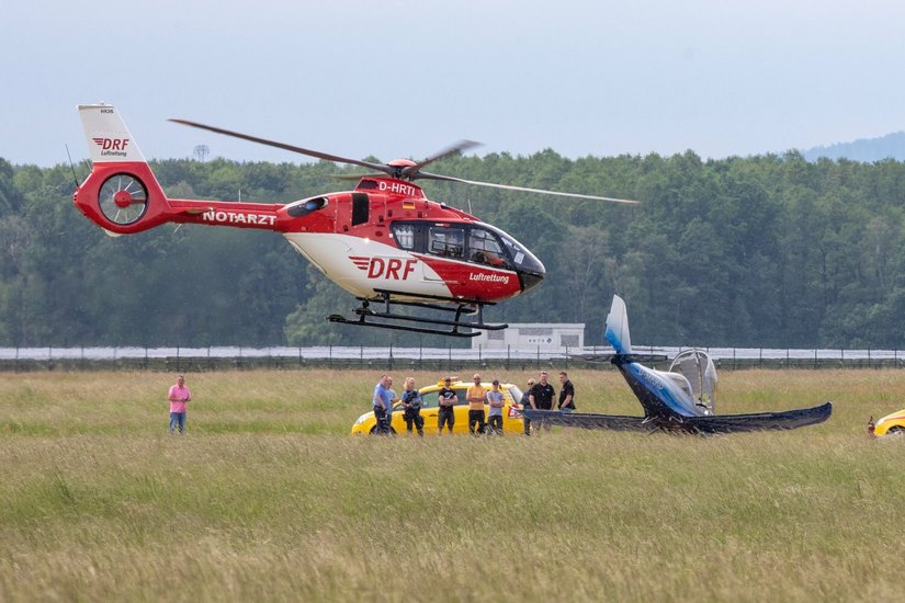 In Kamenz prallte ein 83-jähriger Pilot unsanft mit seiner Maschine auf dem Boden auf.
