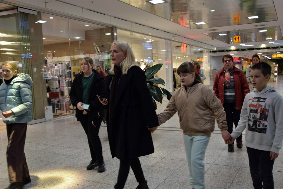 Anne Schaab (3.v.l.) führt den musikalischen Flashmob im Lausitzcenter an.