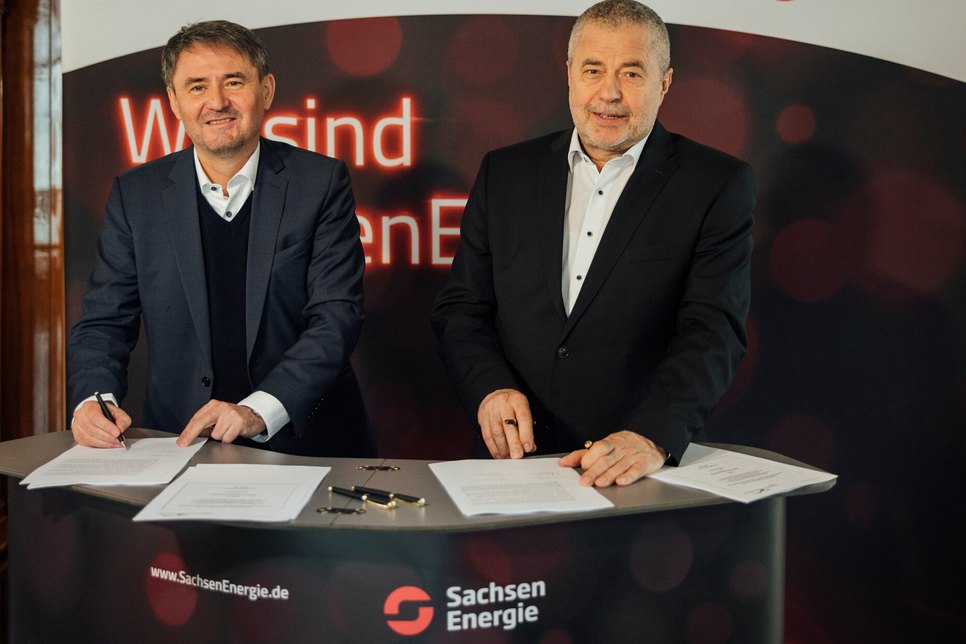 Jens Schaller (li.) und Landrat Michael Geisler (re.) bei der Vertragsunterzeichnung.