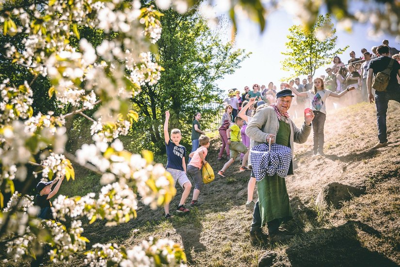 Das beliebte Eierschieben auf dem Protschenberg ist ein Riesenspaß für die ganze Familie. Moderiert wird die Veranstaltung vom »Eierjokel« alias Heiko Harig.