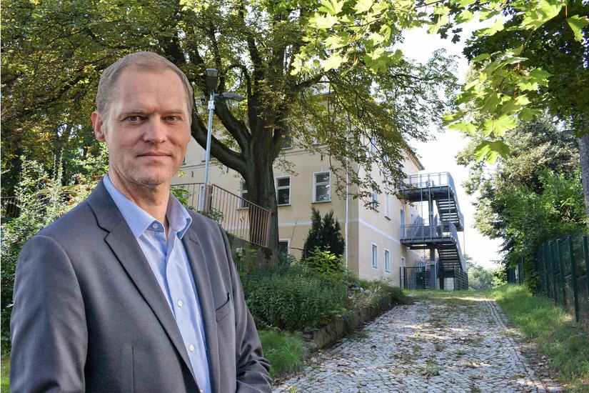 Der AfD-Landtagsabgeordnete Frank Peschel spricht sich gegen ein Übergangswohnheim im Döberkitzer Herrenhaus aus.