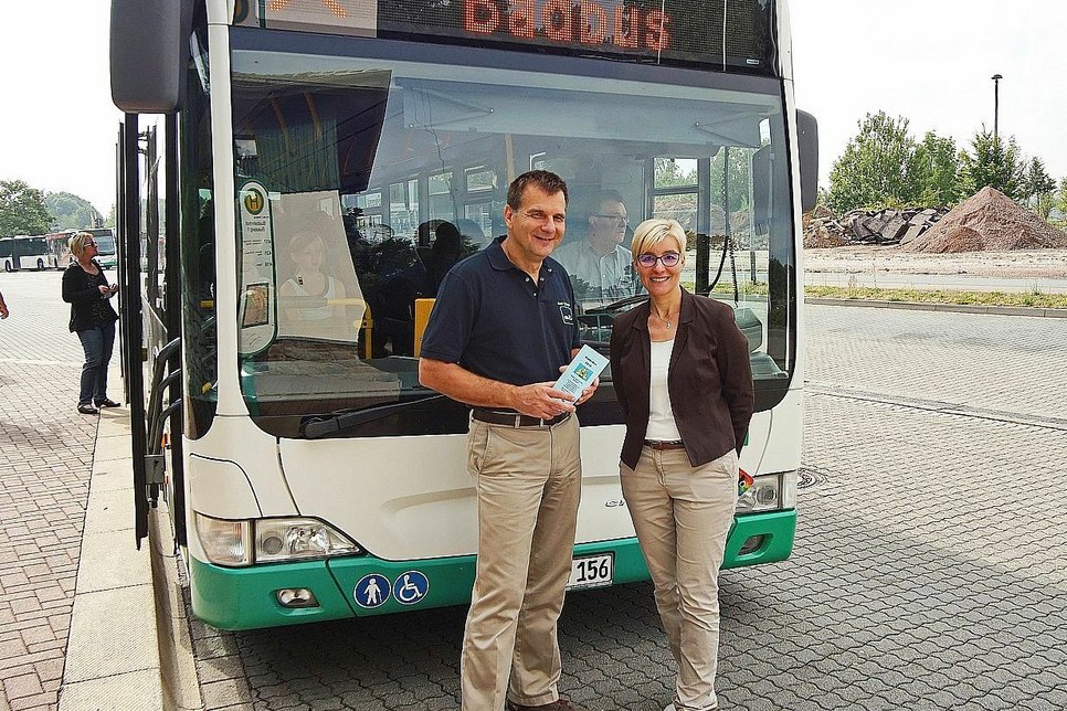 Bürgermeisterin Anita Maaß freut sich: In Lommatzsch startet mit Hilfe der Firma Frosta - Elbfrost der Badbus in Richtung Riesa oder Meißen. Foto: Stadt