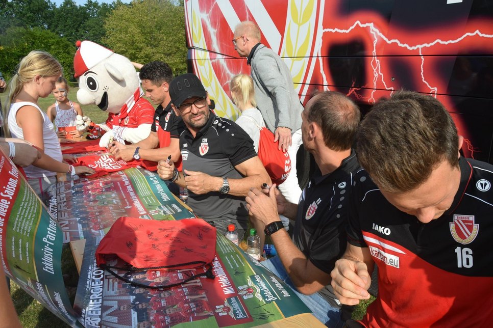 Große und kleine Fans warteten geduldig in einer langen Schlage, um ein Autogramm zu ergattern. Foto: Georg Zielonkowski