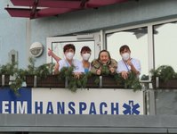 Bewohner und Mitarbeiter des Pflegeheims Hanspach freuen sich, dass sie geimpft worden sind. Fotos: Silke Richter