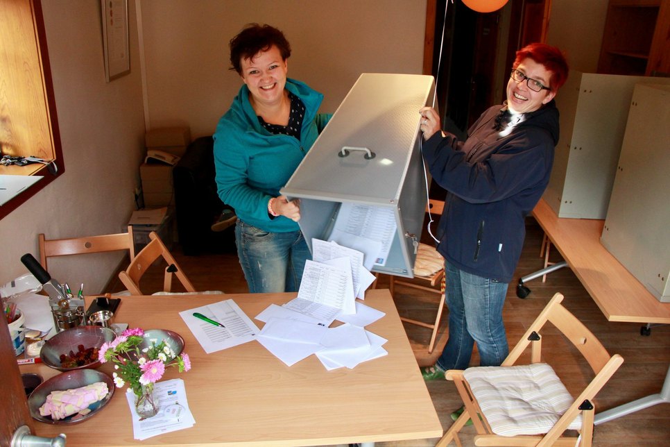 Nach der Wahl: Die Mitarbeiterinnen des Familienzentrums Mehrgenerationenhaus in Radebeul Edna Ressel und Maria Berg-Holldack  fangen um 18 Uhr mit dem Auszählen der Stimmen der U18-Wahl an.   Foto: Lindackers