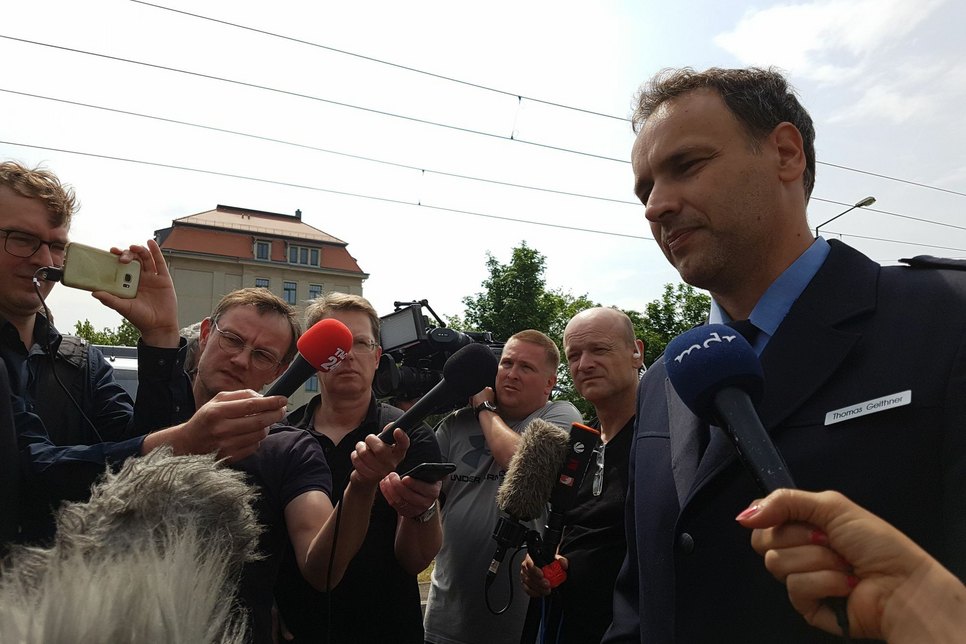 Polizeisprecher Thomas Geithner gibt der Presse ein Statement zur aktuellen Lage. Foto: Büttner