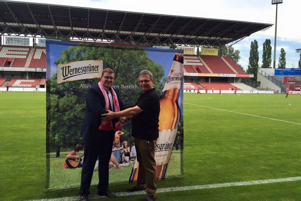 Freuen sich auf die neue Partnerschaft: Markus Röder, li., Sponsoring-Manager der Wernesgrüner Brauerei und Michael Wahlich, re., Präsident des FC Energie Cottbus. Bildquelle: Wernesgrüner