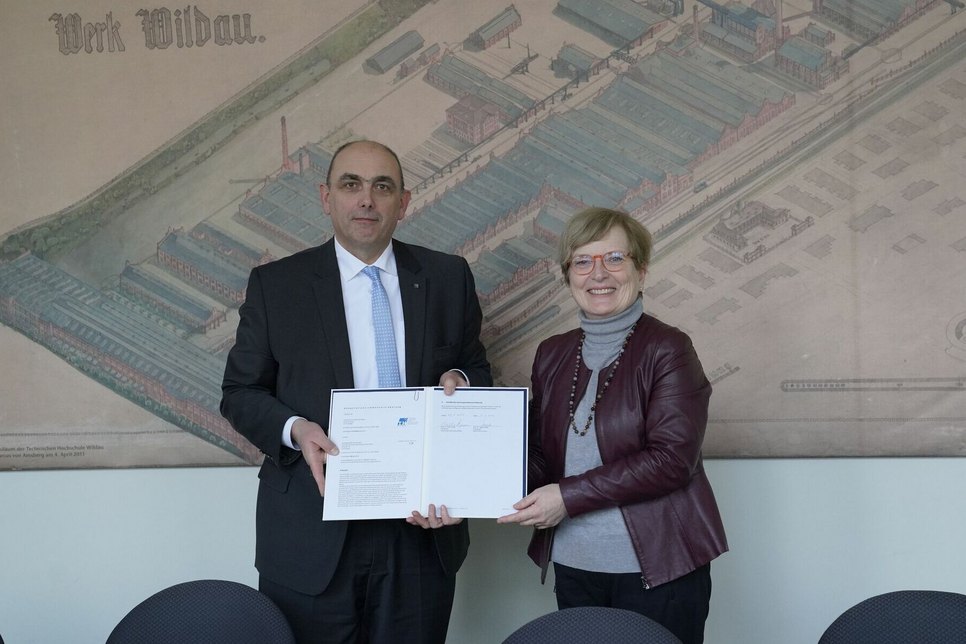 Unterzeichnung des Kooperationsvertrags der TH Wildau, vertreten durch die Präsidentin Prof. Ulrike Tippe, und des Robert Koch-Instituts, vertreten durch den Präsidenten Prof. Lars Schaade.