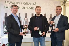 Johannes, Jakob und Stefan Glaab (v.l.) stellen zum Brauereifest die neuen Etiketten vor.