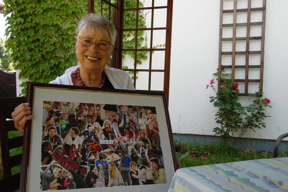 Barbara Hirsch mit einer Collage, die ihr Kinder des Theatervereins geschenkt haben. Foto: Wo