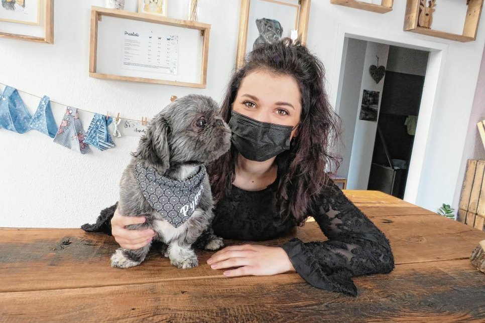 Nikolett Panthel, hier mit ihrem Hund Pyper zu sehen, freut sich wieder arbeiten zu dürfen. Freilich unter bestimmten Bedingungen. Da ist auch das Verständnis der Kundschaft gefragt. Foto: Silke Richter