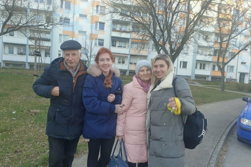 Nataliia und Anastasiia Mandriierska und ihre Großeltern sind in Riesa auf der Hans-Beimler-Straße angekommen. Die WGR hat ihnen eine Wohnung zur Verfügung gestellt.