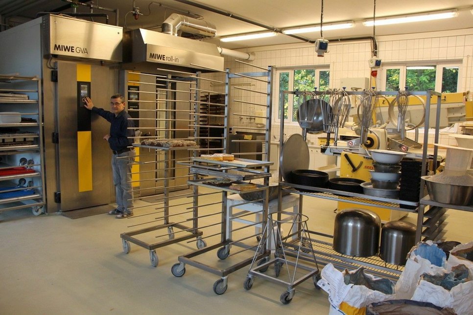 Es ist moderne Technik, die Bäcker Peter Scherf für die Herstellung seiner Brötchen nutzt. Foto: Annette Lindackers