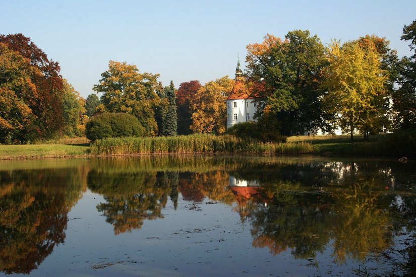 Im Herbst besonders reizvoll: Der Anblick des Schlossteiches mit dem Wasserschloss. Foto: Claudia Donat