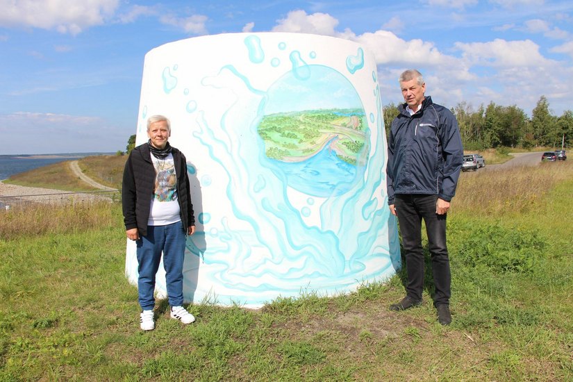 Künstlerin Wenke Richter (li.) und Verbandsvorsteher Detlev Wurzler am mit dem Ilse Kanal als Motiv gestalteten Lüftungsschacht. Fotos: sts